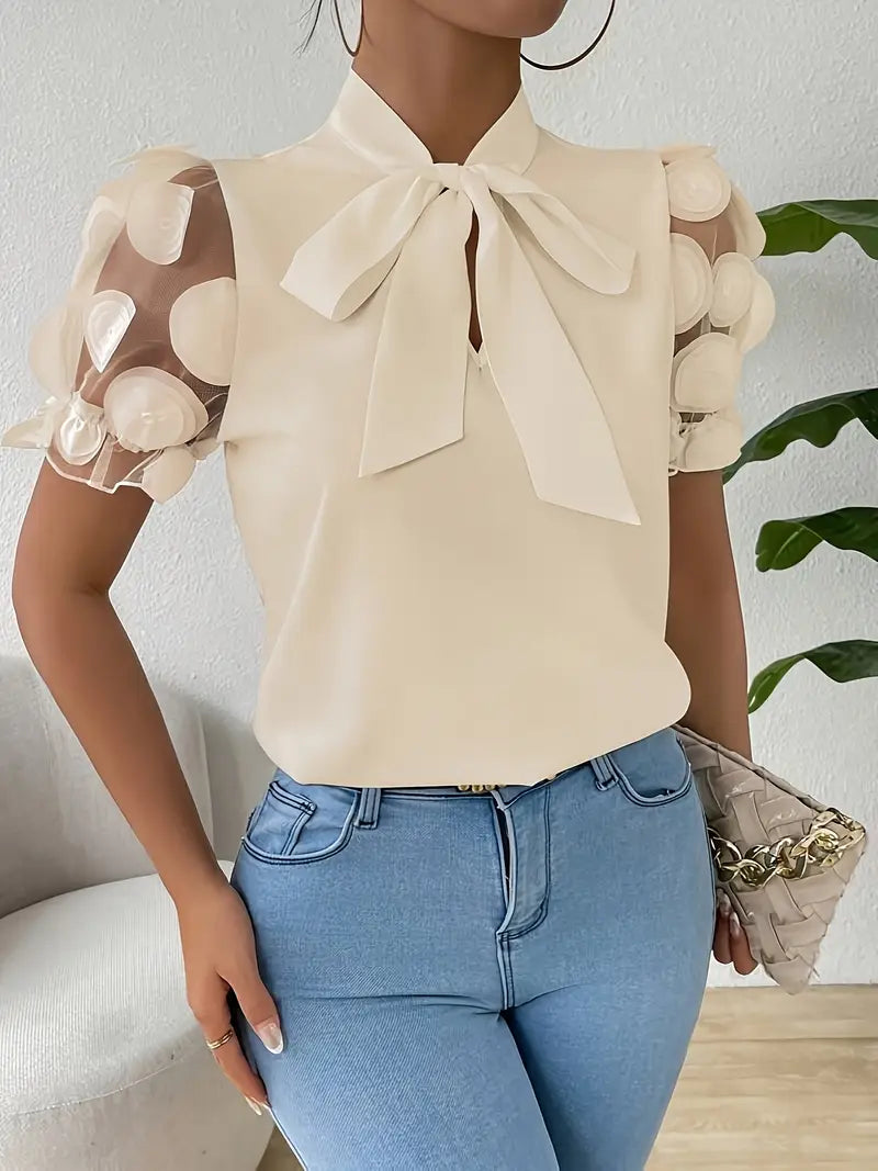 Curvyz | Elegante Blouse met Strikdetail en Netstof Mouwen – Chic & Vrouwelijk