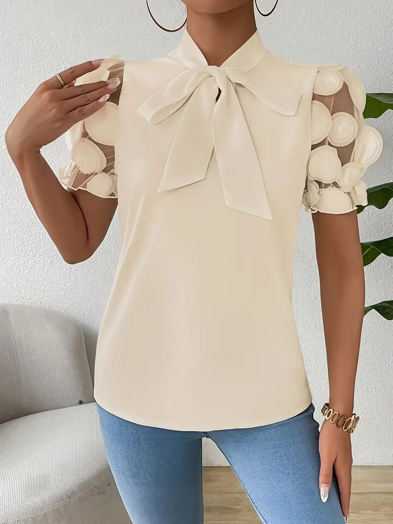Curvyz | Elegante Blouse met Strikdetail en Netstof Mouwen – Chic & Vrouwelijk