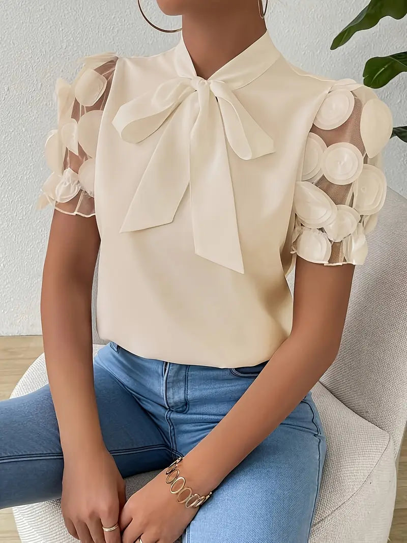 Curvyz | Elegante Blouse met Strikdetail en Netstof Mouwen – Chic & Vrouwelijk