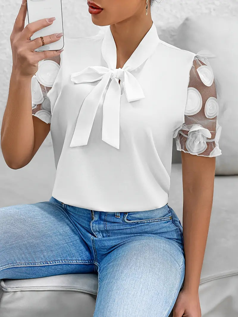 Curvyz | Elegante Blouse met Strikdetail en Netstof Mouwen – Chic & Vrouwelijk